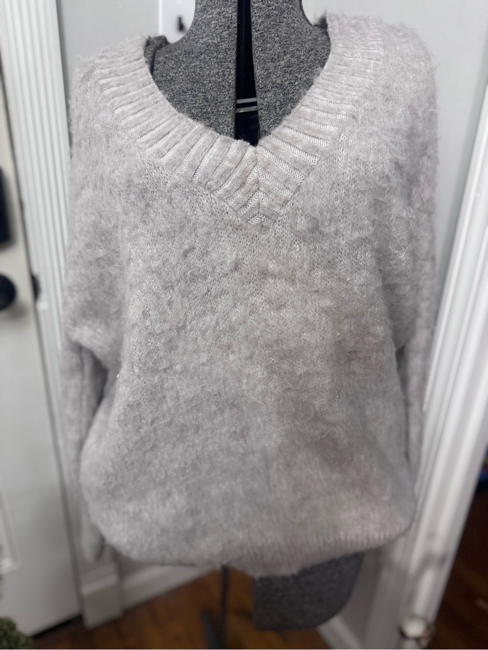 Women’s Express Cozy V-Neck Fuzzy Sweater in Light Gray/Tan Small Oversized